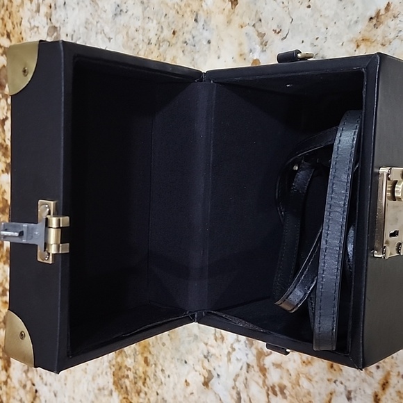 Antonio Melani Courtney Grow Gemma box purse leather black - Picture 6 of 8